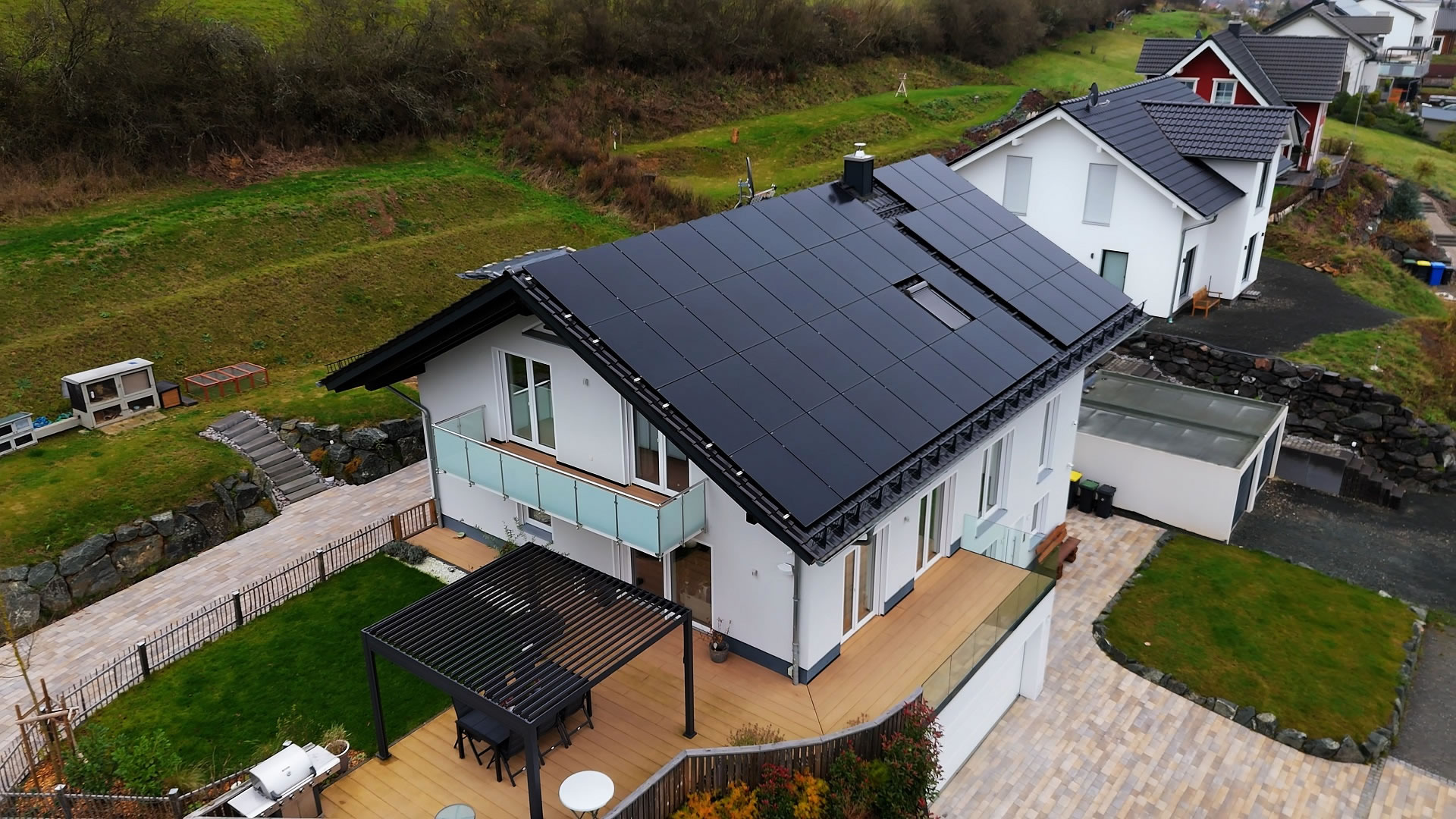 Modernes Einfamilienhaus in Buchenau mit vollflächig installierten schwarzen AIKO-Solarmodulen