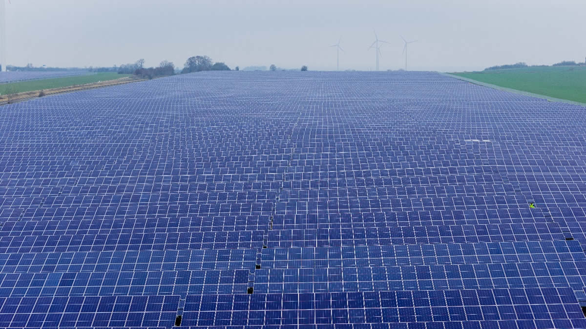 Großes deutsches Solarprojekt mit AIKO ABC-Modulen und Windenergieanlagen am Horizont